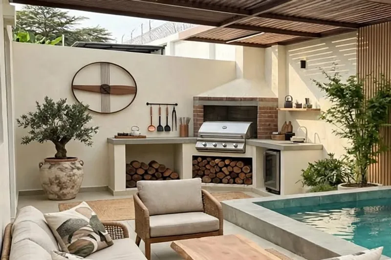 Patio remodelado con pérgola de madera, parrilla de ladrillo, sala exterior y piscina